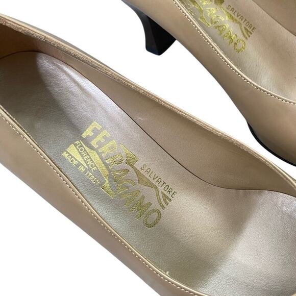 Vintage Salvatore Ferragamo Beige Heels Pumps Size 7.5 - Picture 8 of 13